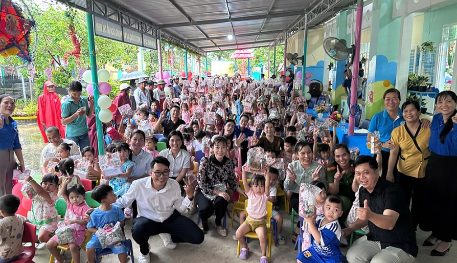 Vầng Trăng Cổ Tích 2 - Mang niềm vui Trung thu đến 300 em nhỏ