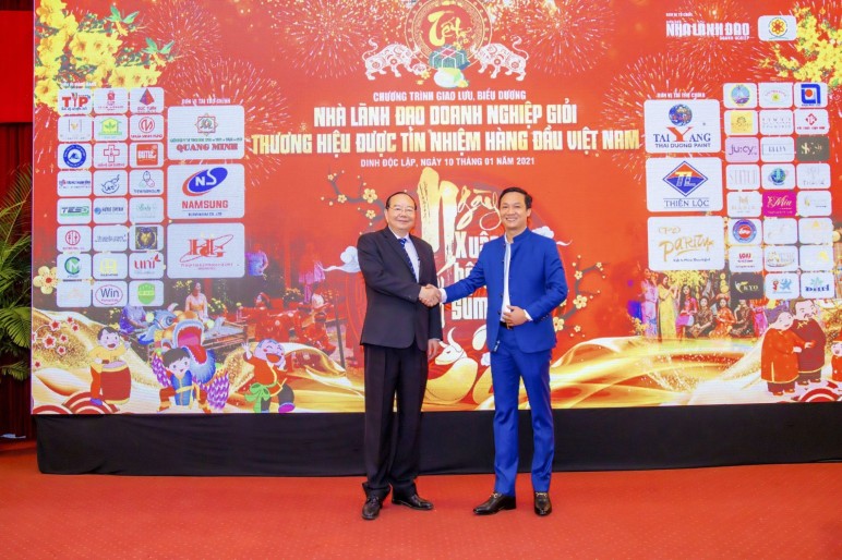 Bác Sỹ - Doanh nhân Nguyễn Thanh Tuấn - Giám đốc Hệ Thống Nha Khoa Sài Gòn vinh dự nhận giải thưởng Top 12 Nhà Lãnh Đạo Doanh Nghiệp Giỏi tại Dinh Độc