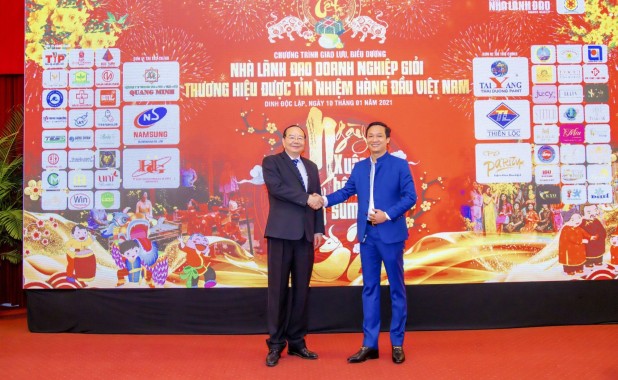 Bác Sỹ - Doanh nhân Nguyễn Thanh Tuấn - Giám đốc Hệ Thống Nha Khoa Sài Gòn vinh dự nhận giải thưởng Top 12 Nhà Lãnh Đạo Doanh Nghiệp Giỏi tại Dinh Độc