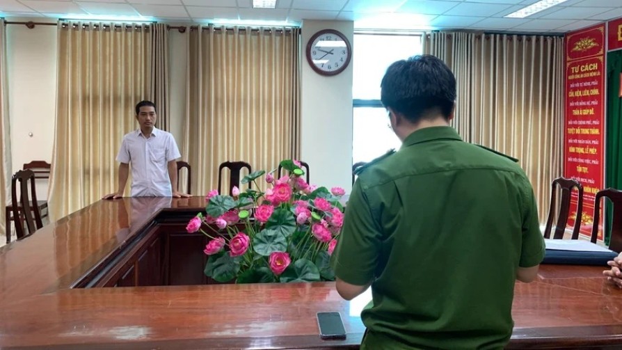 Truy tố 2 đăng kiểm viên với cáo buộc trục lợi hàng tỉ đồng