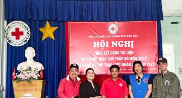 Vòng tay ấm trao hơn 300 phần quà cho bà con nghèo đón Tết Giáp Thìn 2024