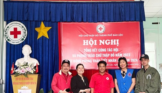 Vòng tay ấm trao hơn 300 phần quà cho bà con nghèo đón Tết Giáp Thìn 2024
