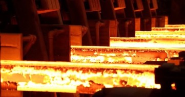 “Mùa đông khắc nghiệt” của ngành thép: Cổ đông Hòa Phát, Hoa Sen, Nam Kim, Tôn Đông Á &quot;ngồi trên đống lửa&quot; khi giá thép thế giới rơi tự do