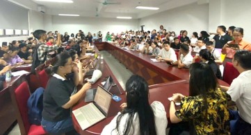 Hơn 500 phụ huynh Hà Nội chờ xin học cho con vào Tây Mỗ 3 đến nửa đêm