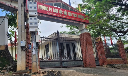 Để con cháu &quot;lọt&quot; vào trường đặc cách, Phó chủ tịch huyện bị kỷ luật