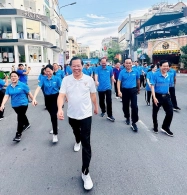 Chủ tịch UBND TP.HCM cùng 4.000 người đi bộ, quyên góp 11,6 tỉ đồng chăm lo người dân khó khăn