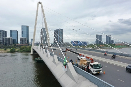 Lắp hệ thống chiếu sáng mỹ thuật trên cầu biểu tượng của TP HCM