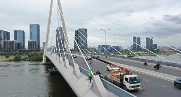 Lắp hệ thống chiếu sáng mỹ thuật trên cầu biểu tượng của TP HCM