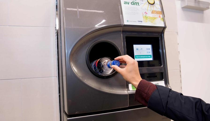 Na Uy muốn hỗ trợ Việt Nam thử nghiệm hệ thống cọc tiền chai nhựa