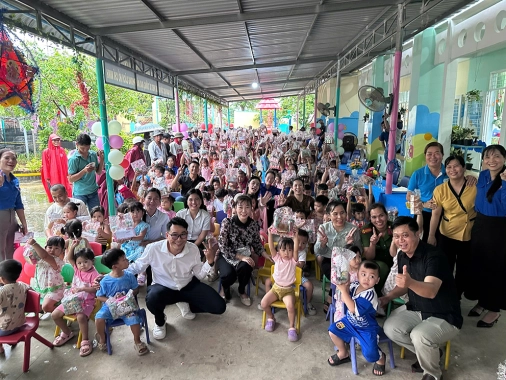 Vầng Trăng Cổ Tích 2 - Mang niềm vui Trung thu đến 300 em nhỏ