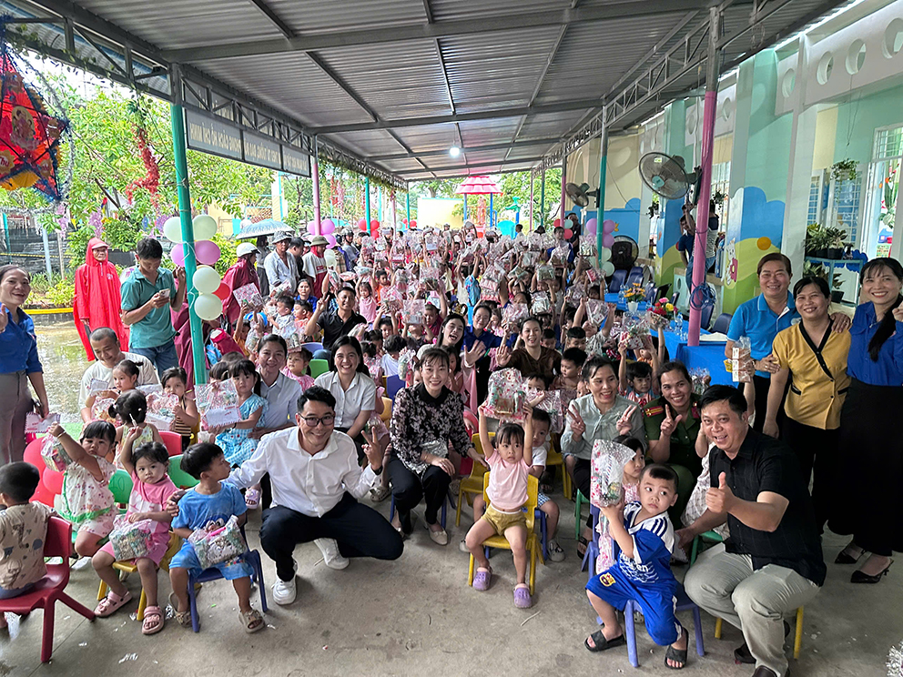 Vầng Trăng Cổ Tích 2 - Mang niềm vui Trung thu đến 300 em nhỏ